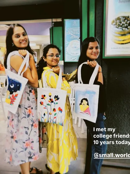 College friends reunite after 10 years at one of our tote bag painting workshops. It's the perfect activity to reconnect and create new memories together.