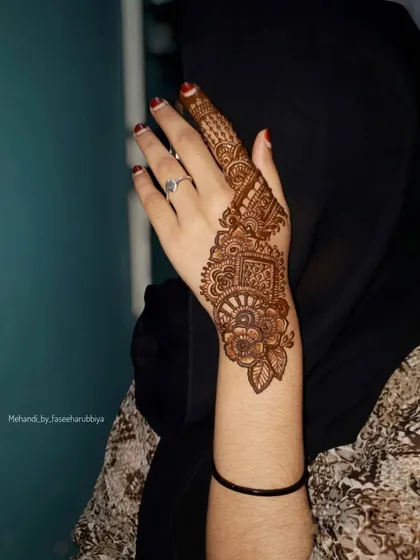 Another view of this chic and modern party henna design.