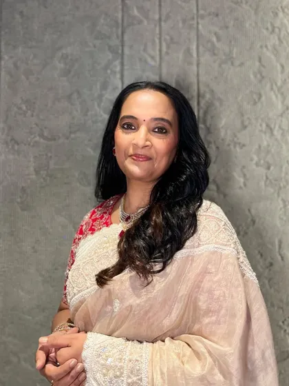 Natural curls for an elegant and simple look, perfect for a mature client who wants to look her best.