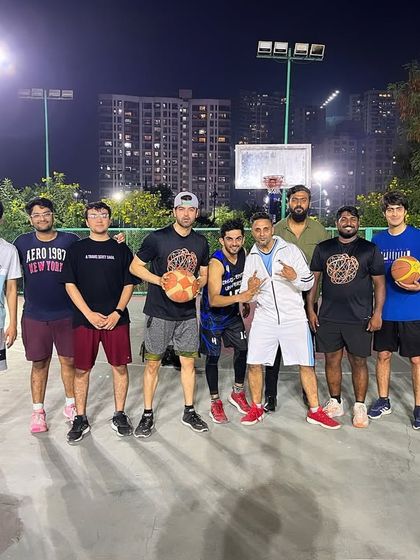 Our men's squad. A group of our adult players posing for a team photo after a great session. We welcome players of all ages.