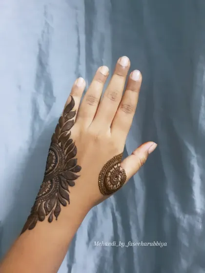 A variation of the bold design, with an added motif on the thumb.