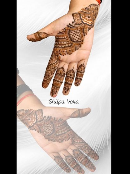 A stylish Arabic design that flows diagonally across the hand, creating a very graceful look.