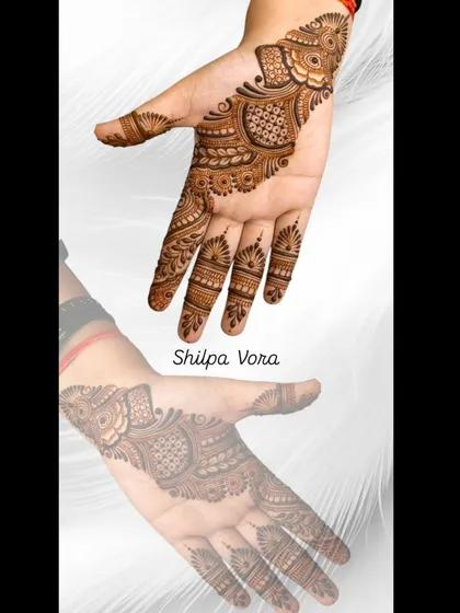 A stylish Arabic design that flows diagonally across the hand, creating a very graceful look.