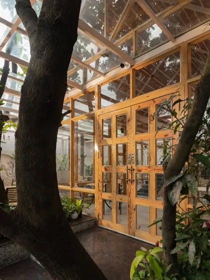 A duplicate of the glass pavilion exterior.
