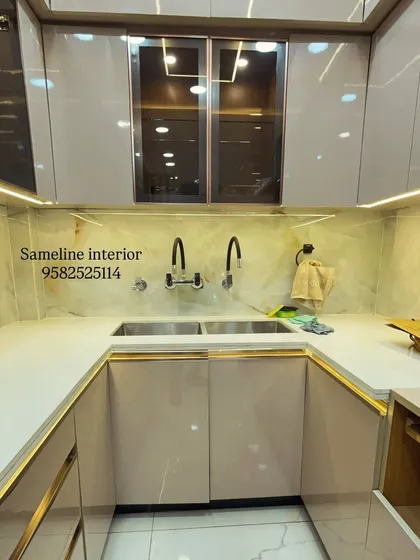 A close up of the sink area in this U-shaped kitchen. We installed two separate taps, one for regular use and one connected to the concealed RO system, along with a durable quartz countertop.