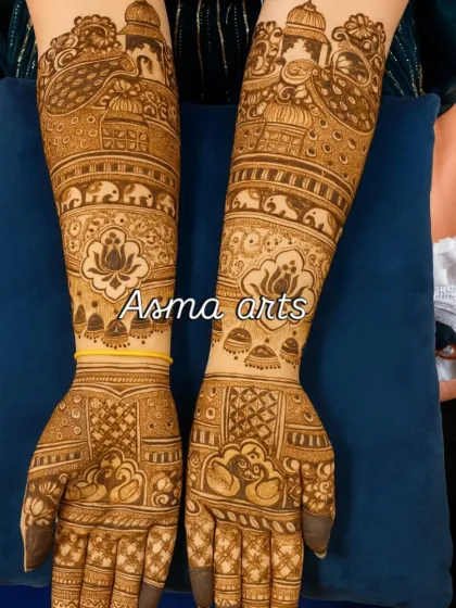 This design creates a royal bridal look by featuring traditional wedding motifs like palace architecture, elephants, and lotuses.