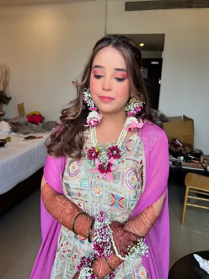 The complete look, with the bride adorned in a full set of fresh floral jewellery for her Mehendi.