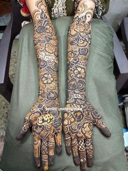 This design includes the wedding date '05.01.23' and the name 'Mo Yusuf' in Arabic script, capturing key details of the wedding.