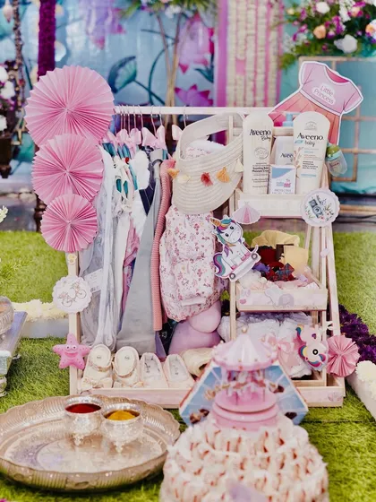 Our custom baby shower gift hamper, designed as a miniature clothing rack. It’s filled with adorable baby clothes, shoes, hats, and gentle skincare products, creating a stunning and practical centerpiece for the celebration.