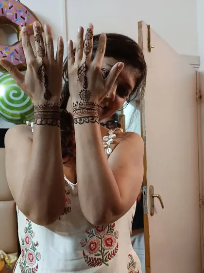 A simple and elegant wristband or cuff design. This is a great choice for someone who wants a stylish but not overpowering mehndi.