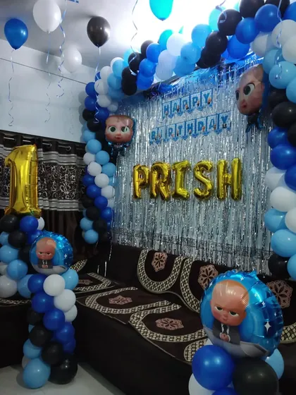 A closer look at the Boss Baby home decoration, showing the balloon pillars and arch framing the seating area.