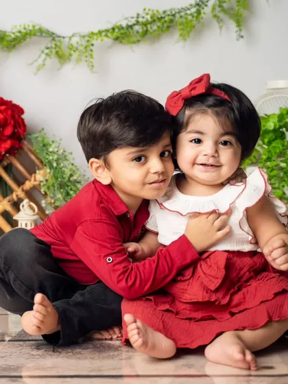 There's nothing sweeter than a sibling's hug. We always encourage brothers and sisters to join in, because these are the moments that truly define family.