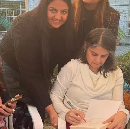 A candid moment of a member getting her book signed by the author. Our outdoor session was filled with such warm and personal interactions.