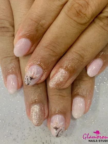 A soft and delicate look, this set features shimmery nude nails with accent nails adorned with a subtle, hand-painted floral design.