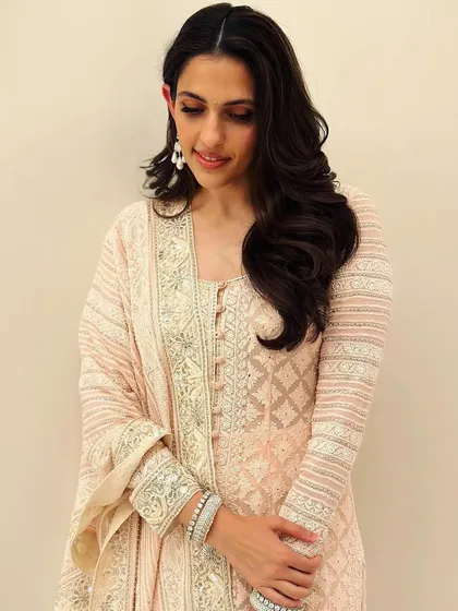 A closer look at the intricate chikankari work on this Abu Jani Sandeep Khosla piece. It’s a testament to timeless Indian craftsmanship.