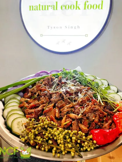Another look at the spicy chicken singju, a very popular dish. It's a refreshing and flavorful salad with shredded chicken and local herbs.