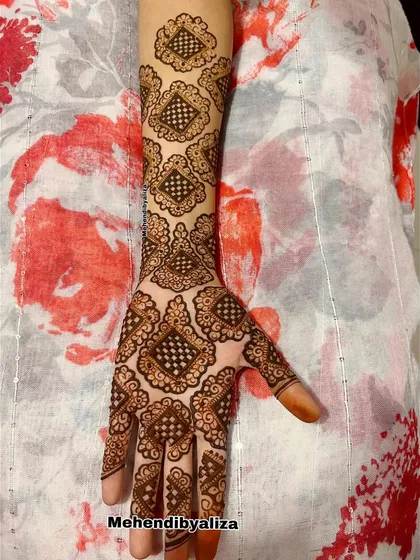 An exclusive floral mehendi design with bold, modern patterns.