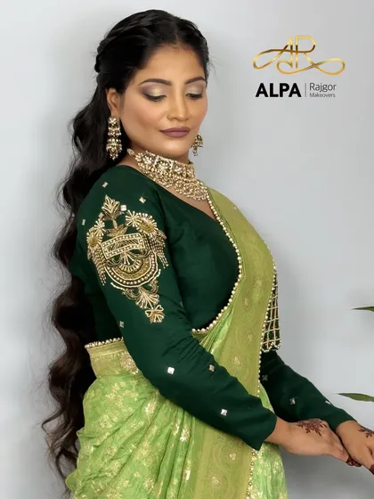 A close-up portrait of this versatile and elegant look.