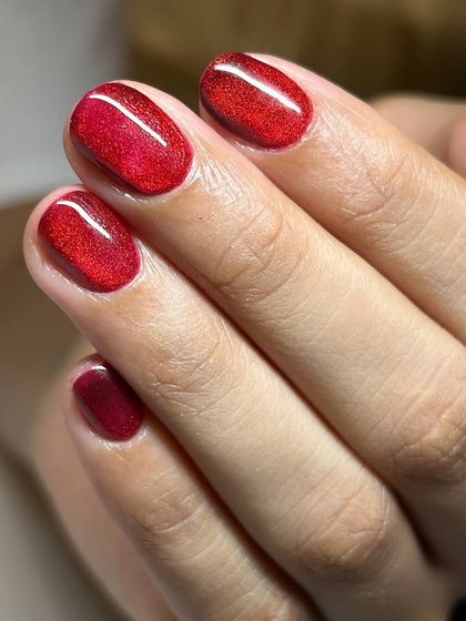 A beautiful cat-eye effect in a deep red shade. The magnetic polish creates a stunning, light-reflecting band for a mesmerizing finish.