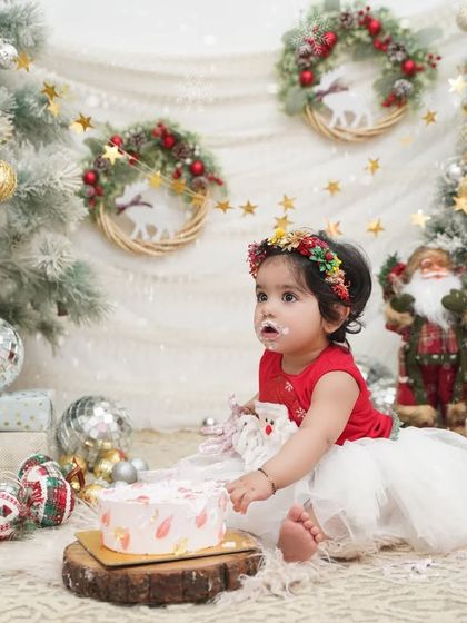 A festive first birthday cake smash during our Christmas mini-sessions. Combining a milestone with a holiday makes for extra special memories.