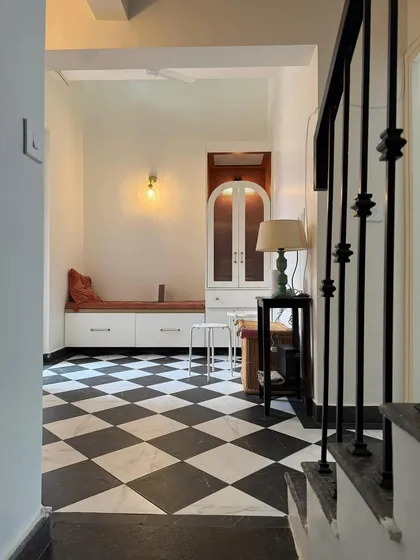 Checkered floors and main character energy. We love making bold choices that give a space personality. This corner combines classic black and white flooring with cozy, modern furniture for a look that’s anything but boring.