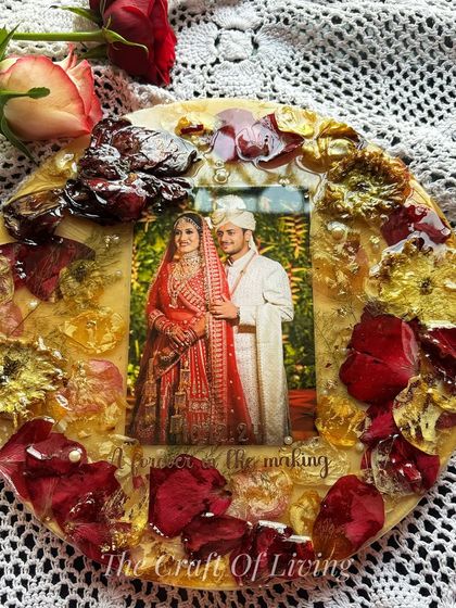 A circular resin plate with a golden-yellow background, filled with preserved red and yellow rose petals. This design is vibrant and full of warmth.