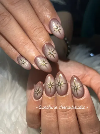 Another look at the beautiful brown aura nails with gold starbursts.