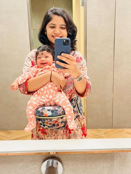A happy mirror selfie with my smiling baby. The Buttbaby hip seat makes it easy to carry her around while keeping her comfortable.