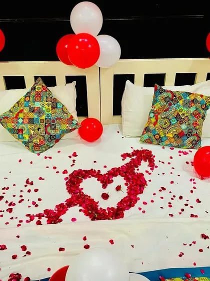 For a purely romantic gesture, I can create designs on the bed with rose petals, like this heart and arrow symbol. It's a simple but very effective touch for an anniversary or just because.