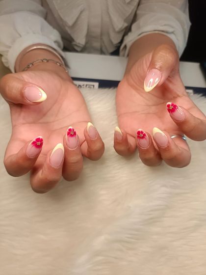 Not getting over these blooming flowers! This set features a soft yellow French tip with vibrant red blooming flower art.