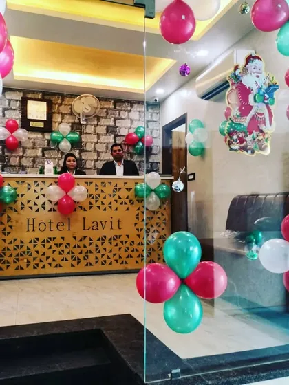 Getting Hotel Lavit ready for the Christmas season. We used classic festive red, green, and white balloons to decorate the main reception area. This setup creates a warm and welcoming holiday atmosphere for guests right as they walk through the door.