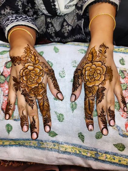 Hajira Mehendi Artist - Mehndi Art Classes & Workshops Flowing Floral & Arabic Designs photo 24
