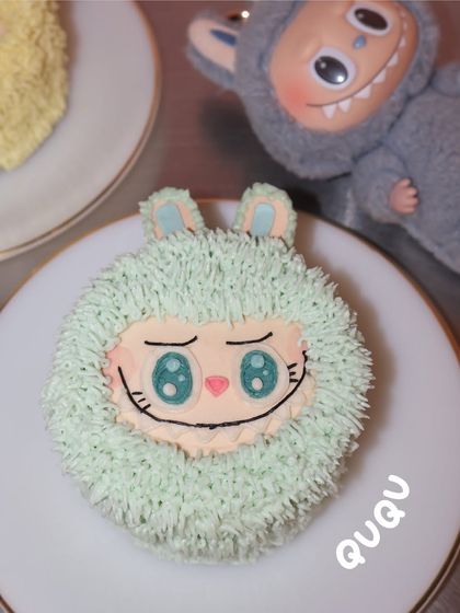 Meet Ququ, one of the cheeky characters from our Labubu cake collection. This mint green lunchbox cake is almost too cute to handle.