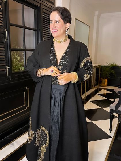 A powerful and chic look in all black for Guneet Monga. The makeup is kept clean and sophisticated to match her boss-lady energy.