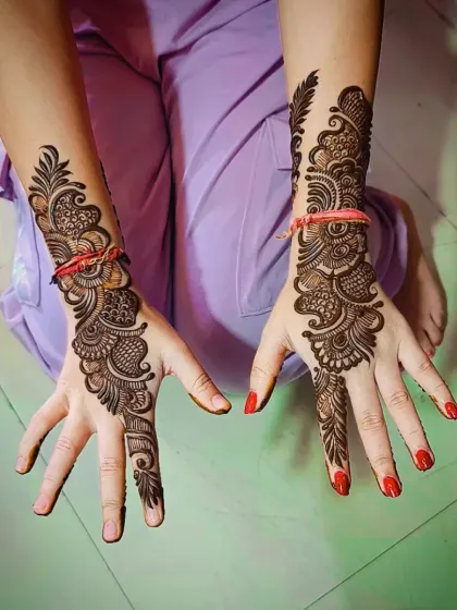 An elegant Arabic-style mehandi design for the back of the hands. This style is defined by its flowing, bold patterns and the beautiful contrast it creates with open skin, perfect for a chic and modern festive look.