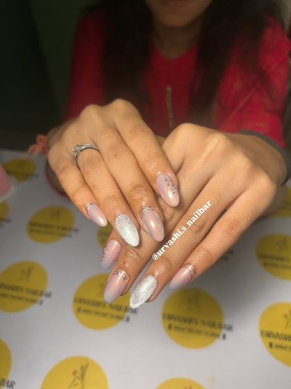 A soft and ethereal design. This set features a pale lavender base with textured white accents and a sprinkle of silver glitter for a touch of sparkle.