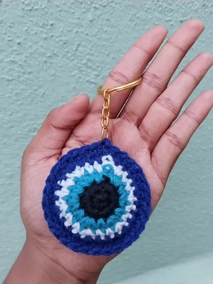 A slightly different take on the evil eye keychain, with a simpler design without the tassel.