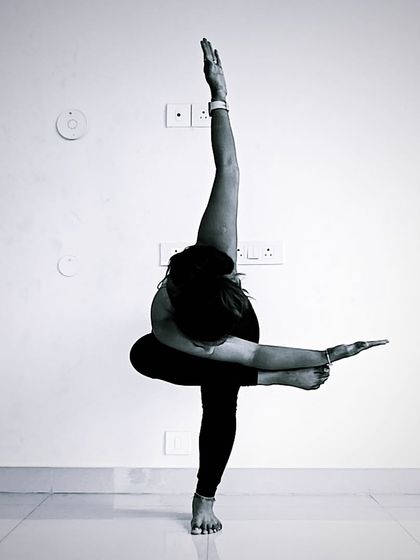 Richa Kumar - Yoga for Strength, Flexibility & Power Arm Balances & Inversions: Finding Your Power photo 8