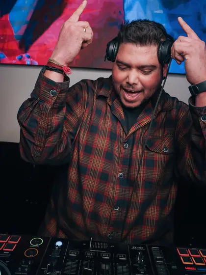 Feeling the beat and channeling that energy right back to the dancefloor.