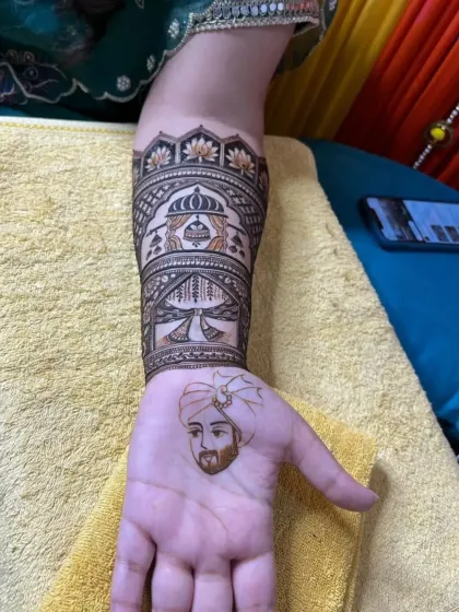 A view of the groom's portrait on the palm, with the fresh henna paste applied.