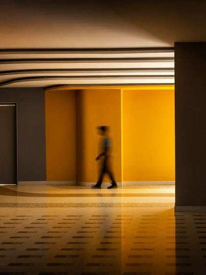 Light and shadow animate the corridors of the MARC Auditorium. The design of the space creates a sense of movement and depth, transforming a simple passageway into an experience.
