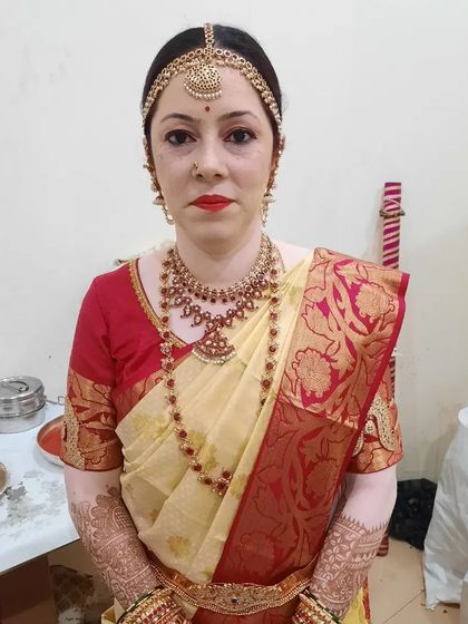 A classic Muhurtham look for bride Jaylakshmi, who has mature skin. I used hydrating products to create a smooth, glowing base and chose a timeless red lip and defined eyes that photograph beautifully.