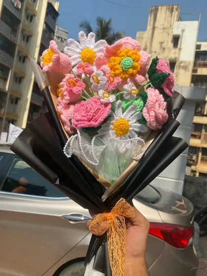 I love playing with colors, and this bouquet is a perfect example. It’s a vibrant mix of pink roses, daisies, and other colorful flowers, all brought together with a modern black wrapping. This is a great choice if you want something cheerful and eye-catching.
