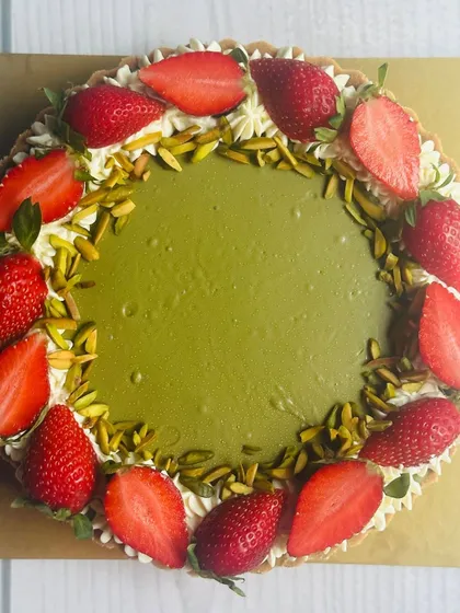 A full view of the Pistachio and Strawberry Cheesecake Tart, showcasing the beautiful wreath of fresh strawberries and nuts.