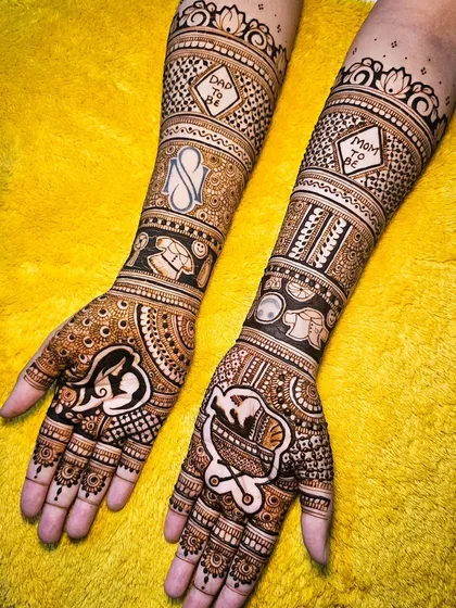 I love creating personalized mehendi for baby showers. This design features custom motifs like "Mom to be" and "Dad to be," along with adorable baby-themed elements, making it a unique and memorable part of the celebration.
