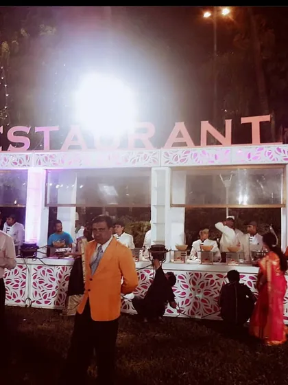For large-scale events, we can create an "Open Live Restaurant" concept. This setup features multiple counters and chefs, offering a wide variety of cuisines and giving guests a restaurant-style experience.