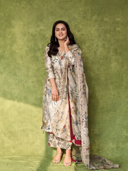 I styled Shraddha Srinath in this beautiful floral printed suit by Archana Jaju for interviews. The hand-painted feel of the fabric gives it an artistic and unique touch, perfect for a sophisticated daytime look.