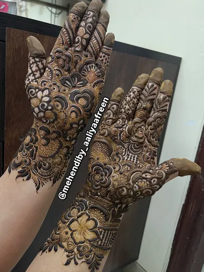 Another shot of this pretty pattern, showing how the design flows from the fingers to the wrist.