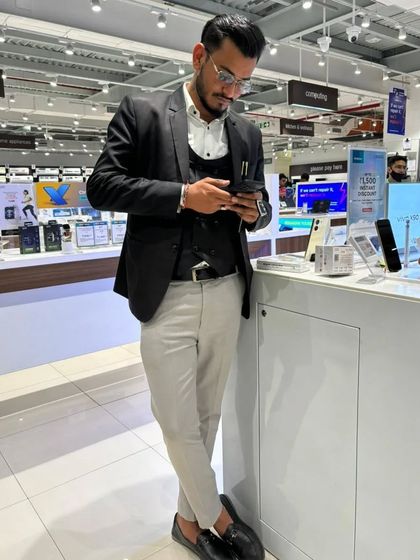 A candid photo while browsing in a store. Even outside the court, I maintain my personal style.