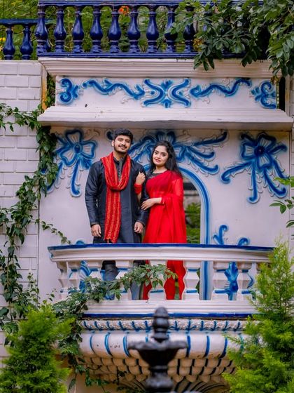 Our Santorini-style set features a charming balcony with classic white and blue details, perfect for creating a romantic, Mediterranean-themed photoshoot.